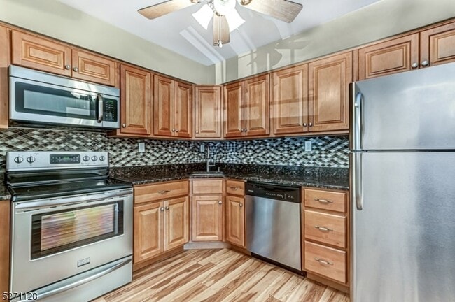 Building Photo - 798 Eves Dr