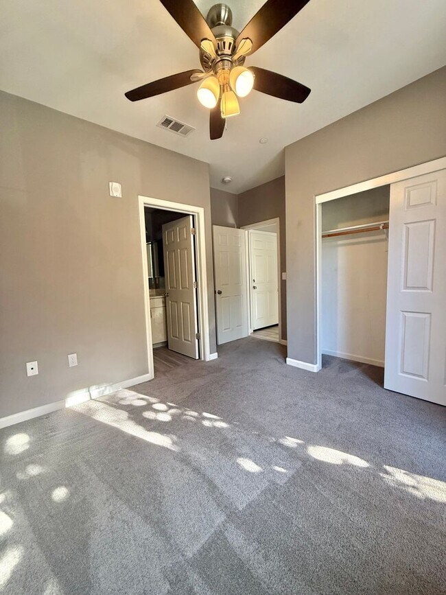 Building Photo - Beautiful 4 Bedroom, 3.5 Bathroom Home in Desirable Communication Hills