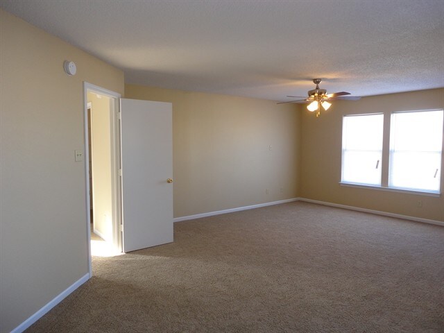 Building Photo - 2324 Shadowbrook Dr