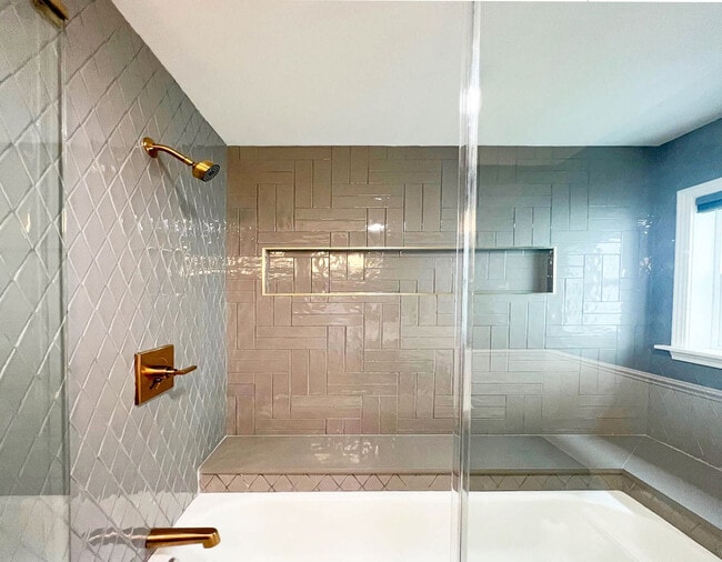 Building Photo - 136 Main St