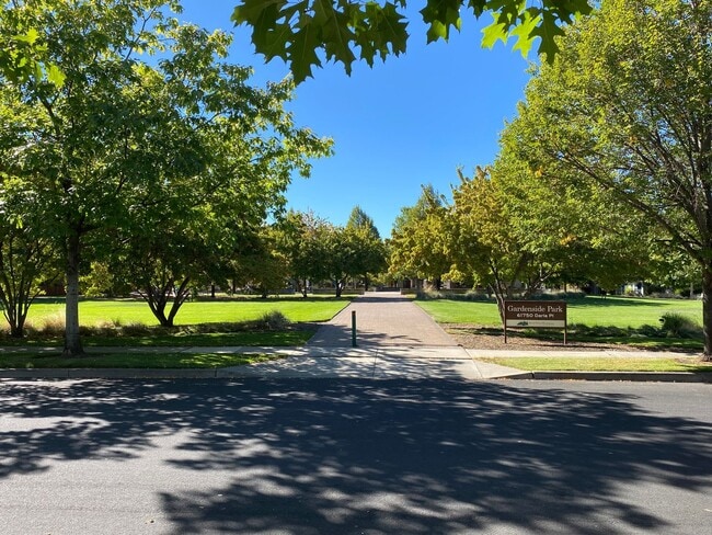 Building Photo - 3BR - 2.5 BA Charming Greenway Home in Lar...