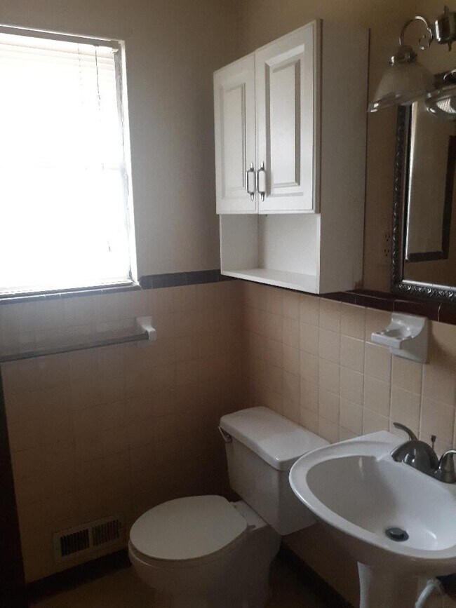 Building Photo - "Charming 2-Bedroom Oasis with Modern Comforts in Jonesboro!"