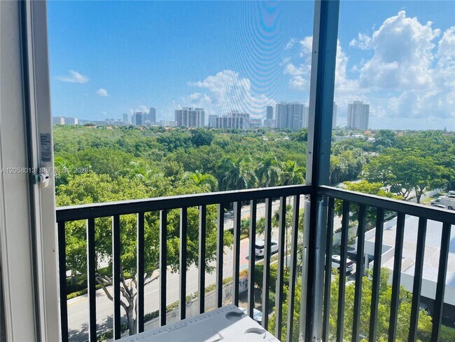 Building Photo - 3301 N Country Club Dr