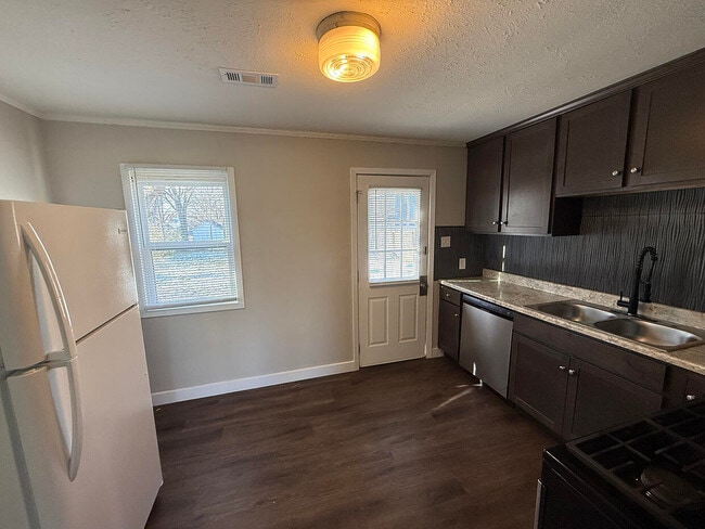 Building Photo - 210 Highview Ave