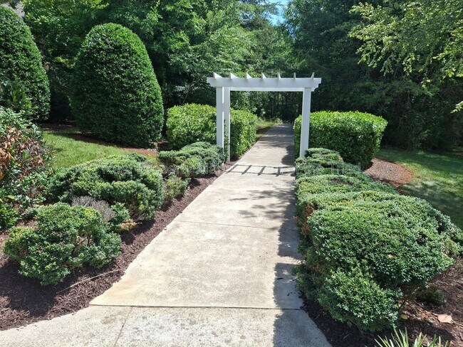 Building Photo - 521 Mill Pond Dr