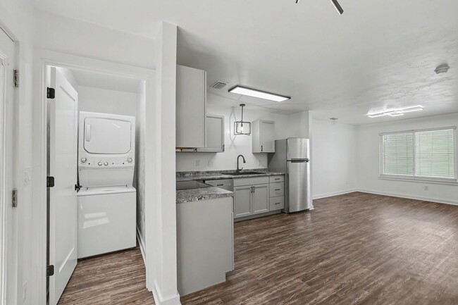 Building Photo - Fully Renovated 2 Bedroom Townhome Near FSU – Walk to Campus!