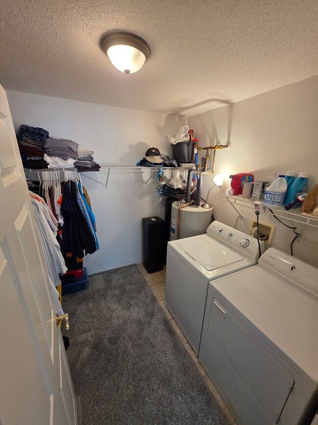 Building Photo - Main floor 2br condo Available!