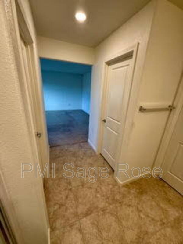 Building Photo - 8932 Coyote Blf Dr