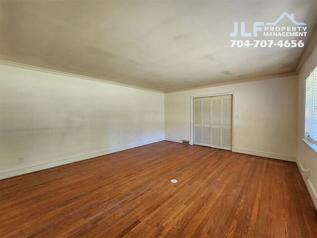 Building Photo - Sprawling 3 Bedroom/ 2.5 Bathroom Ranch in Charlotte!