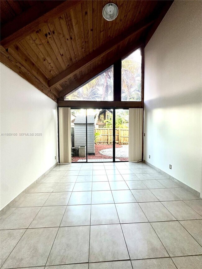 Building Photo - 497 N University Dr