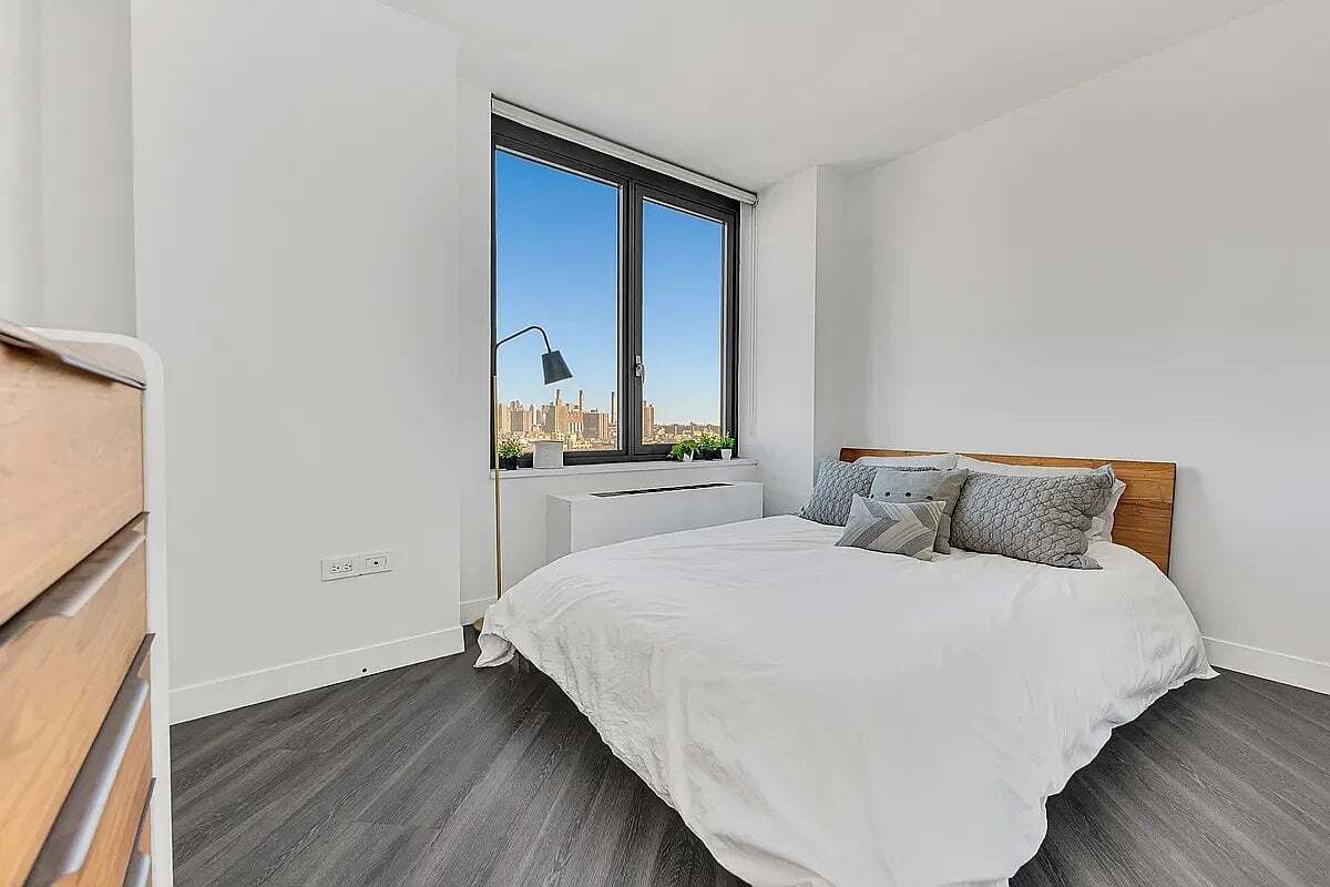 Building Photo - 250 E Houston St