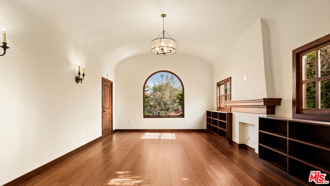 Building Photo - 637 N Alta Vista Blvd