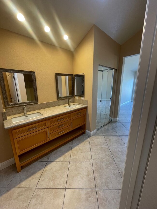 Building Photo - Spacious 2 Bed, 2 Bath House in Prestigious Coto de Caza For Rent!