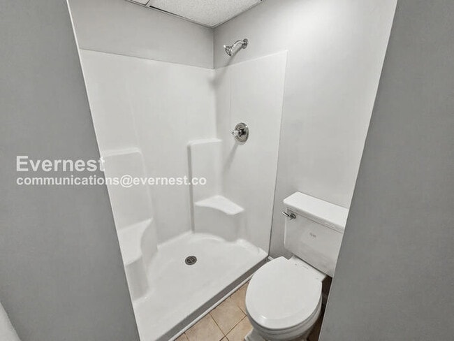 Building Photo - 3 Bed, 3 Bath with Fenced Yard & Garage / Pet-Friendly / Available Now!