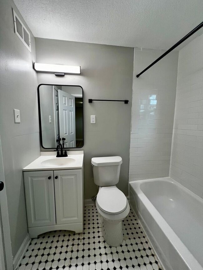 Building Photo - Newly Renovated 1bd/1ba Near University of Memphis!