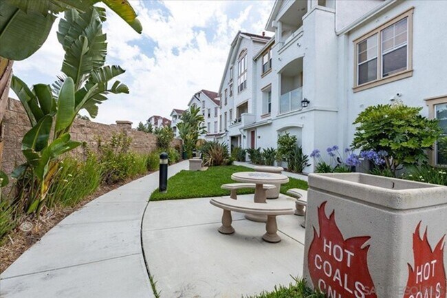 Building Photo - Available Now! Tri-Level 3 Bedroom 3.5 Bath Townhome!!