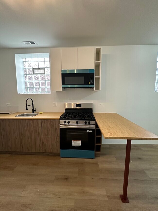 Building Photo - Tomas