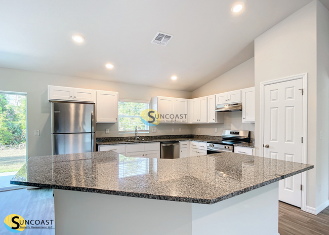 Building Photo - Breathtaking single-famiy home!