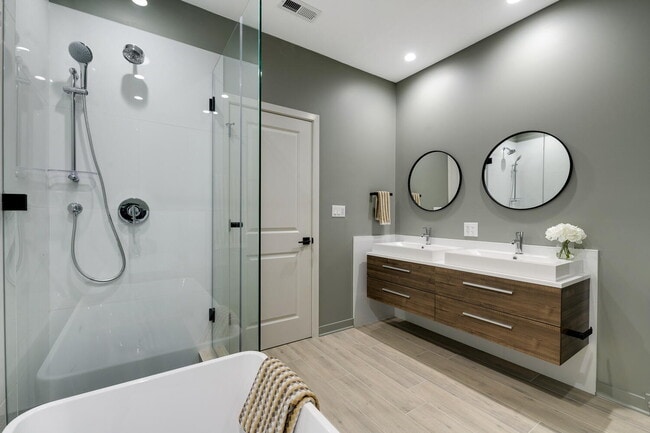 Building Photo - 6035 W North Ave