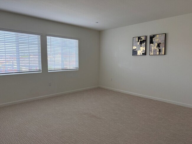 Building Photo - Newer 4 Bed / 2.5 Bath Home in Spring Lake | Owned Solar | Prime Location