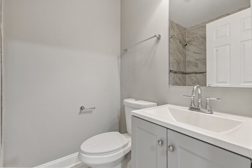 Building Photo - 405 34th St SE