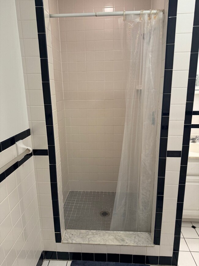 Building Photo - 880 E Broadway