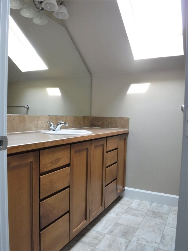 Building Photo - The perfect Eagle home with 3 bed, 3 bath, office, and bonus room! Located off Floating Feather b...