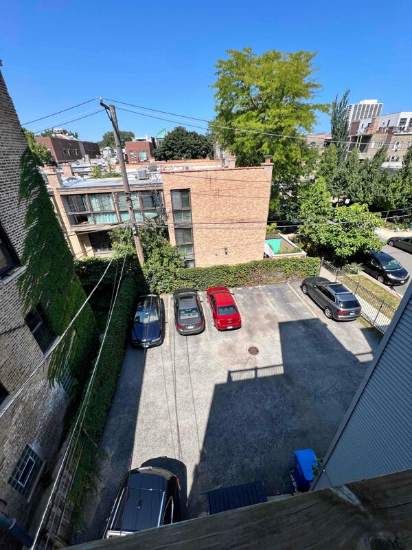 Building Photo - 648 W Wellington Ave