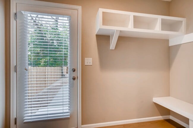 Building Photo - Spacious 5 BED Home for Lease