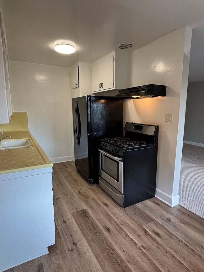 Building Photo - 1 Bedroom available now!