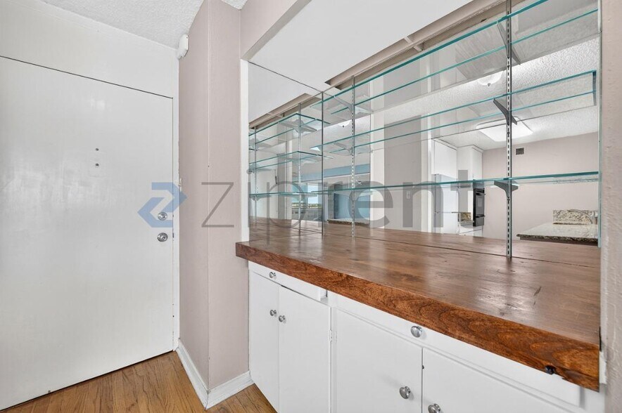 Building Photo - Unit 1717