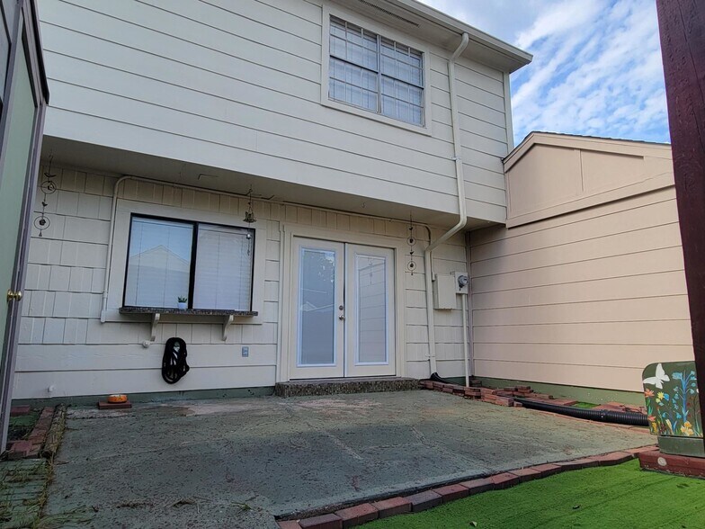 Private Backyard with storage room - 10813 Sandpiper Dr