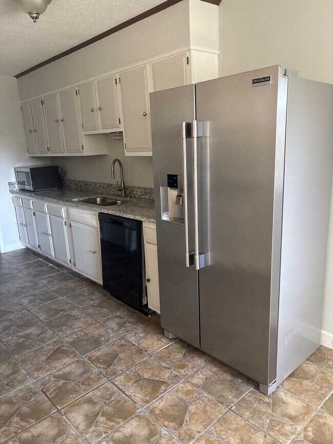 Building Photo - OCEAN SPRINGS - BEAUTIFUL HOME WITH POOL. AND SPACE FOR ENTERTAINING!