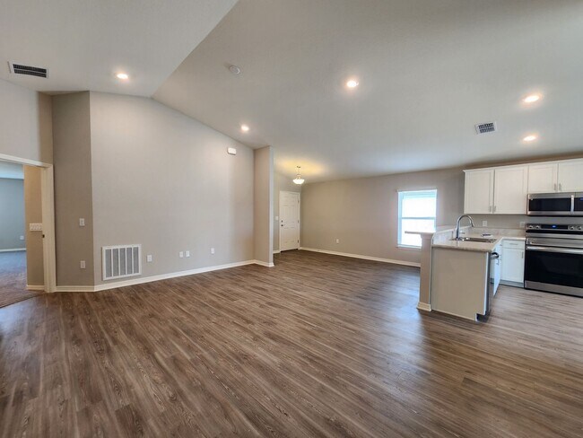 Building Photo - LIKE NEW!!! 4-Bedroom, 2-Bathroom in Villamar Winter Haven