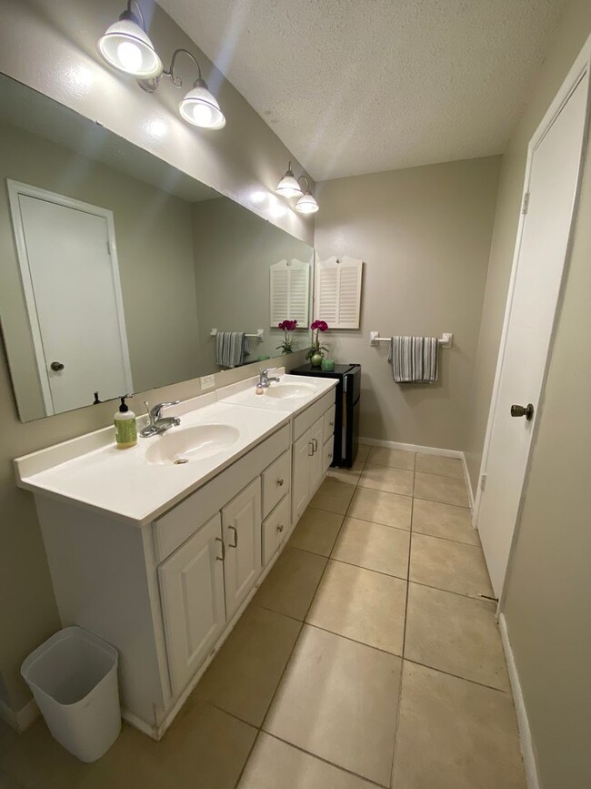 Building Photo - Beautiful Lakefront Condo!