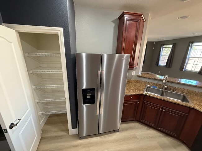 Building Photo - Beautiful 2-Story Townhome in Gated Area w...