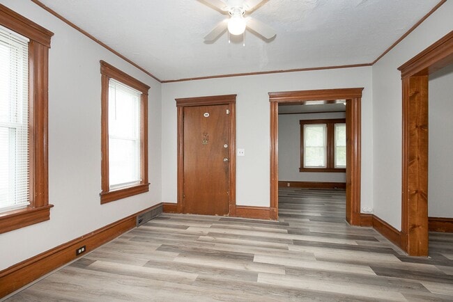 Building Photo - 3 Bedroom/1 bath Single House!!