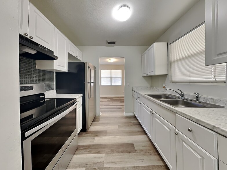 Building Photo - 1527 S Central Ave