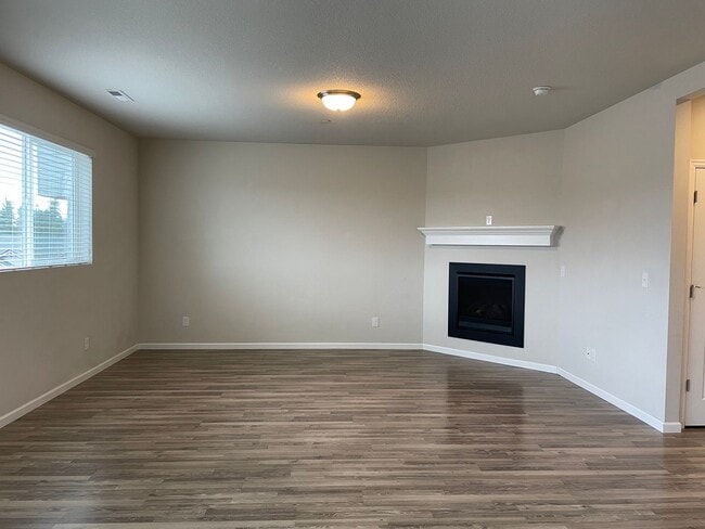 Building Photo - Beautiful 4 Bedroom 2.5 Bath Home Located ...