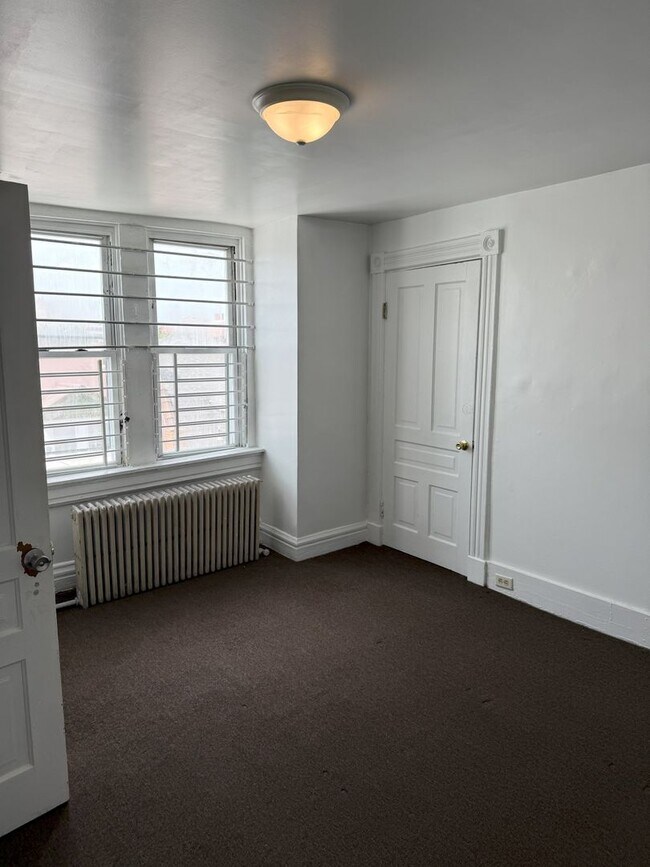 Building Photo - 374 Meyran Ave