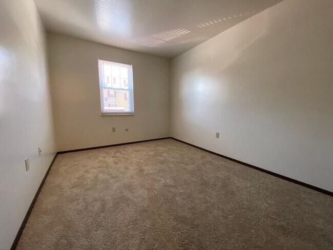 Building Photo - Spacious 2BR at Bellwood Manor! Great North Hills Location! Call Today!