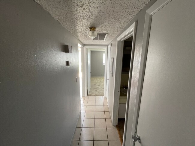 Building Photo - 2/1 in New Port Richey