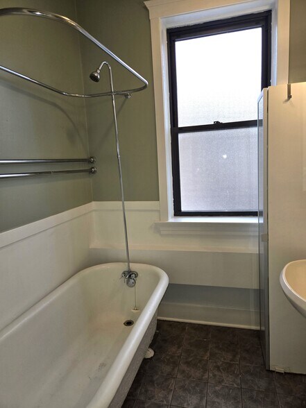 Building Photo - 5208 N Clark St