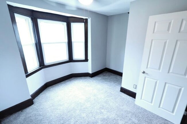 Building Photo - 1598 Pilgrim St