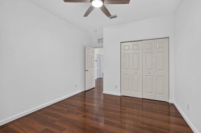 Building Photo - 9479 Sedgewood Dr