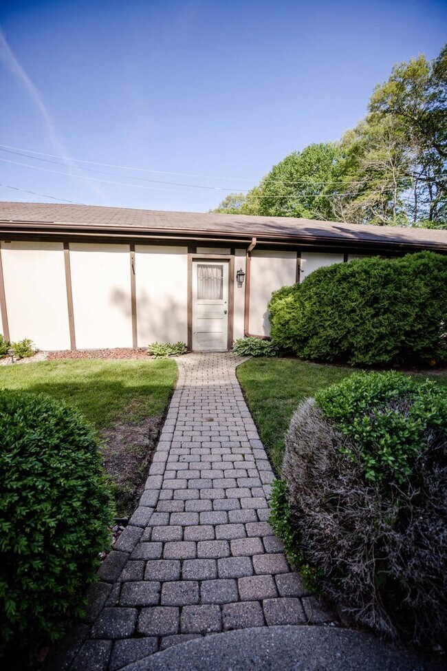 Building Photo - Beautiful Condo for Rent - Appliances included, washer and dryer hook ups, one and half bath, ver...