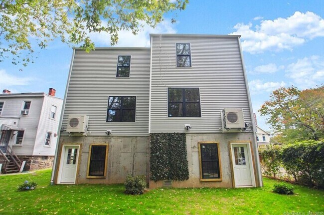 Building Photo - West Washington Townhomes