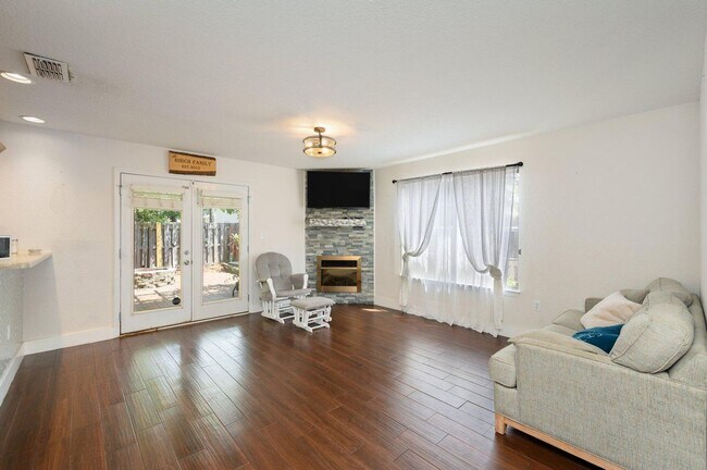 Building Photo - PRICE DROP!! Wonderful 4-Bedroom in Driftwood Estates
