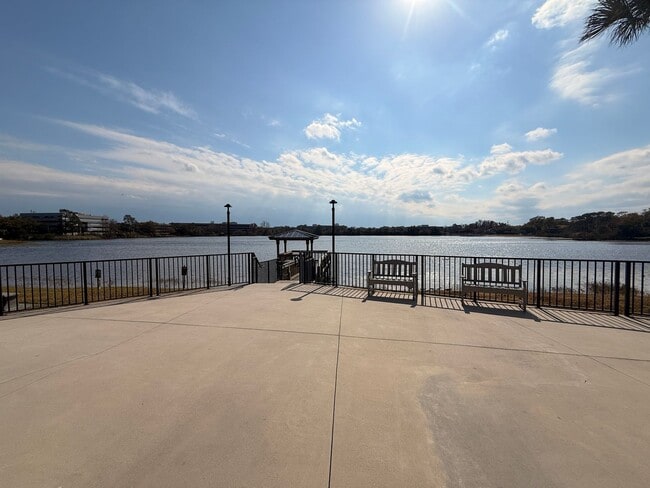 Building Photo - 2/2 Condo with Lake Views