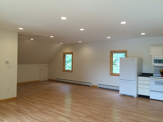 Unfurnished- bed nook/kitchen - 131 Lakeside Dr